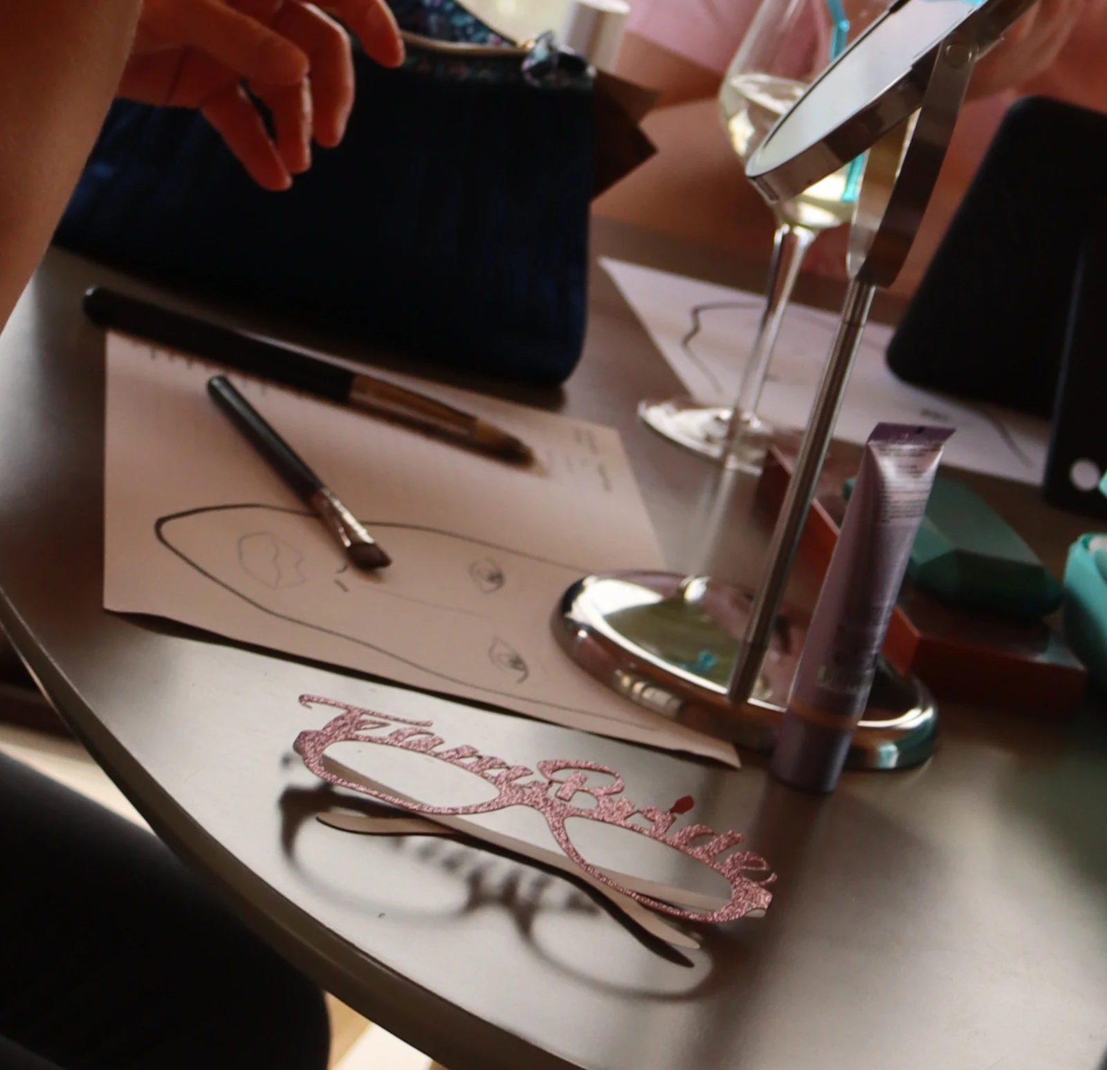 Pinceaux, miroir et fiche de maquillage sur une table